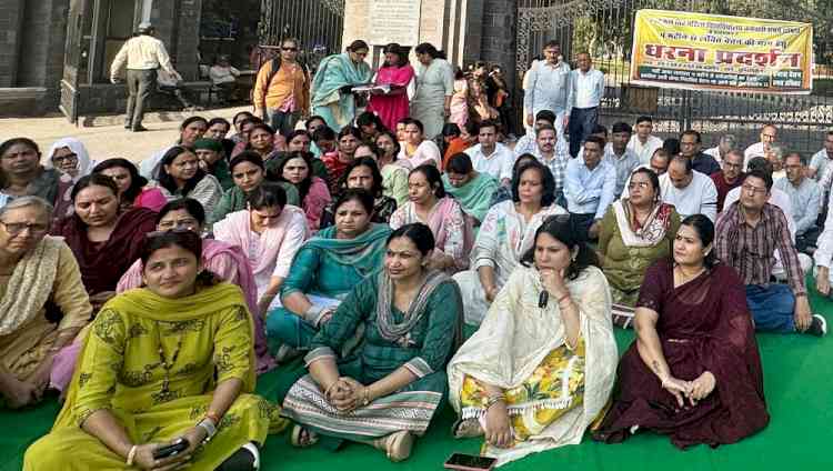 लंबित वेतन के भुगतान के लिए सीएम व शिक्षा मंत्री के आगे गुहार लगाई महिला विवि के कर्मियों ने