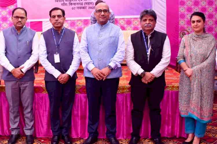 जागरूकता कार्यक्रम में ग्रामीणों को दी सरकारी योजनाओं के लाभों की जानकारी