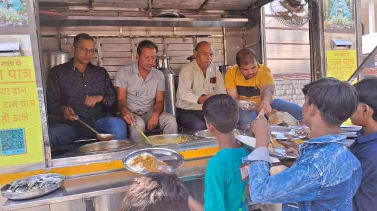 पुरुषोत्तम दास रूंगटा चैरिटेबल ट्रस्ट ने आयोजित किया अन्न भंडारा