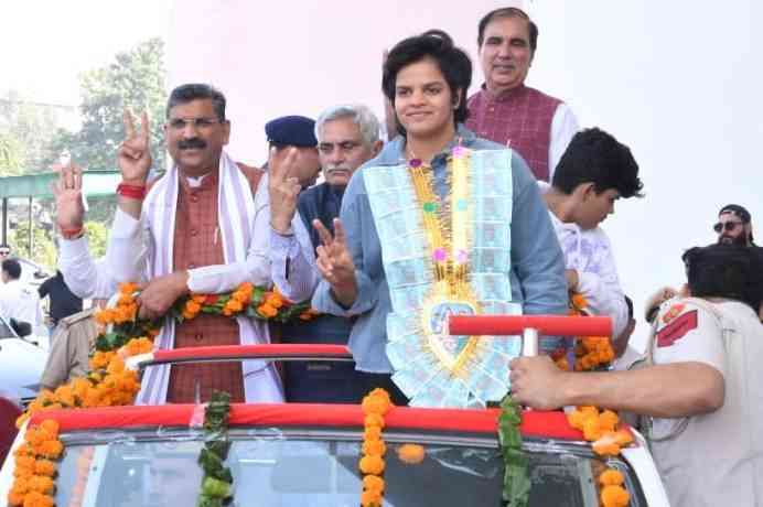 क्रिकेट विश्वकप विजेता शैफाली वर्मा का रोहतक पहुंचने पर हुआ हुआ भव्य स्वागत