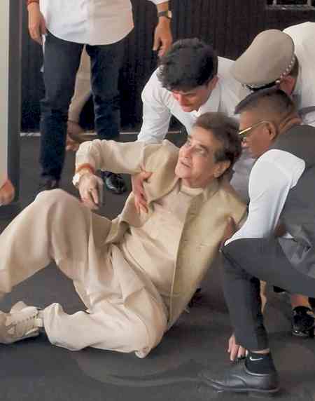 Jeetendra slips and falls on the ground at Zarine Khan's prayer meet