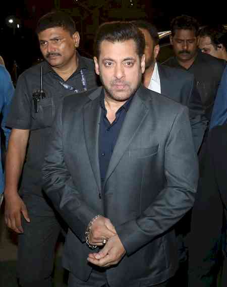 Salman Khan visits Dharmendra at the hospital