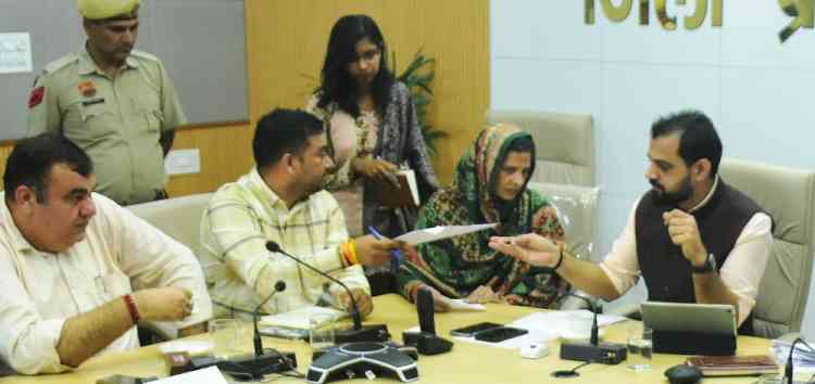 एडीसी नरेंद्र कुमार ने समाधान शिविरों की शिकायतों का जल्द निपटारा करने के निर्देश दिए