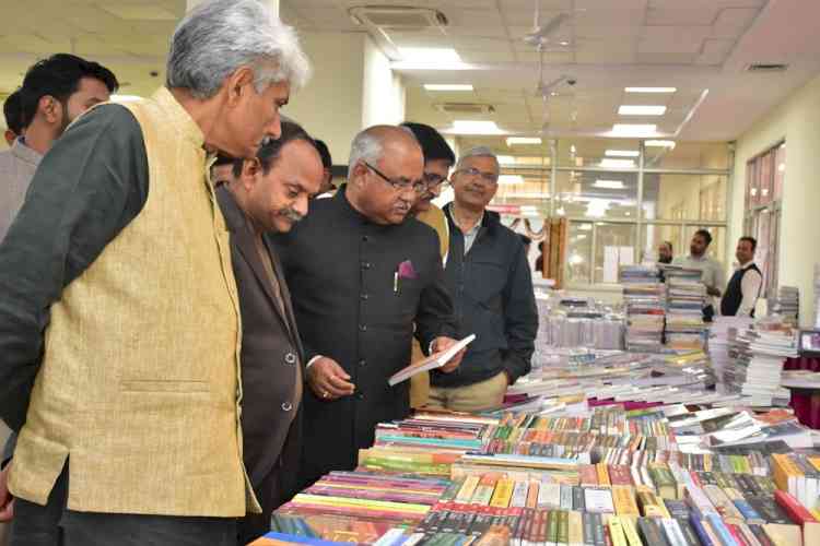 8वें पुस्तक मेले के साथ ज्ञान और साहित्य की महक से महका विवेकानंद पुस्तकालय परिसर