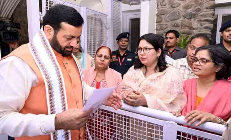 मुख्यमंत्री नायब सैनी से मिलकर वेतन के नियमित भुगतान की गुहार लगाई महिला विवि कर्मियों ने