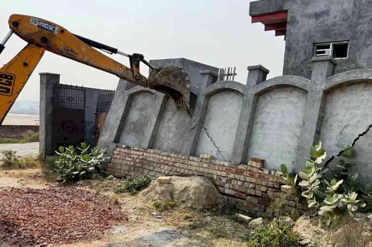 विभिन्न इलाकों में अवैध कॉलोनियों पर चला प्रशासन का बुलडोजर