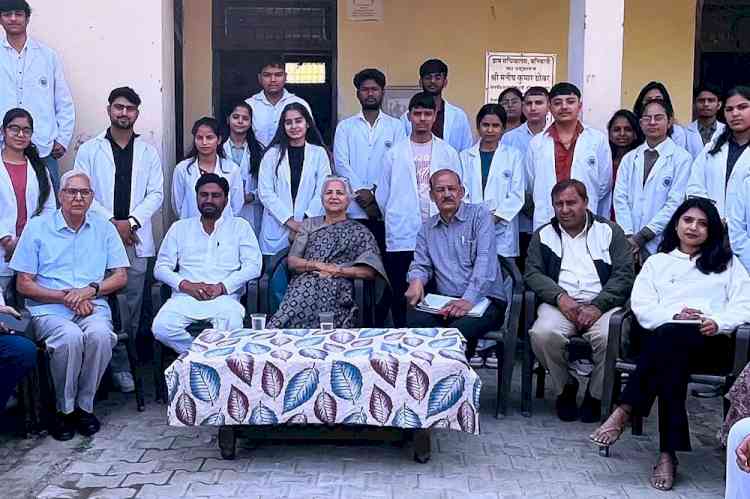 सोशल आउटरिच के तहत विद्यार्थियों ने किया बनियानी गांव का दौरा