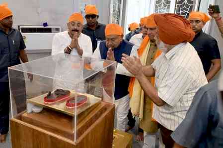 Nitish Kumar visits Takht Shri Patna Sahib, seeks blessings ahead of Bihar poll results
