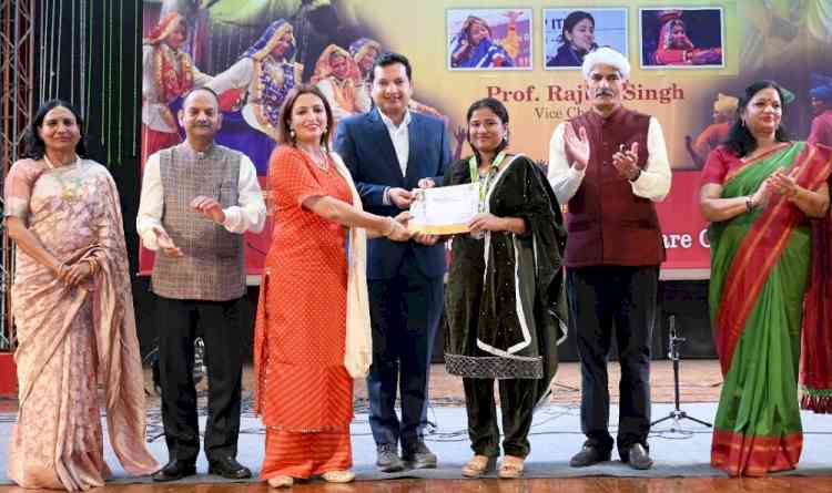 उपायुक्त सचिन गुप्ता और पुलिस अधीक्षक सुरेंद्र सिंह ने विद्यार्थियों को प्रेरित किया