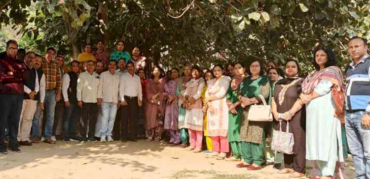 दो माह का लंबित वेतन मिलने और सीएम से समाधान के आश्वासन के बाद महिला विवि के कर्मचारियों का धरना समाप्त