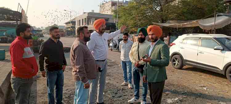 Chairman and Secretary visit the site of the Fruit Market accident