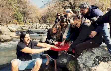 Zayed Khan, Sanjay Khan become inconsolable at late Zarine Khan's 'asthi visarjan'