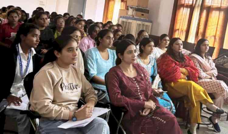 पावर पॉइंट प्रेजेंटेशन में महिमा प्रथम