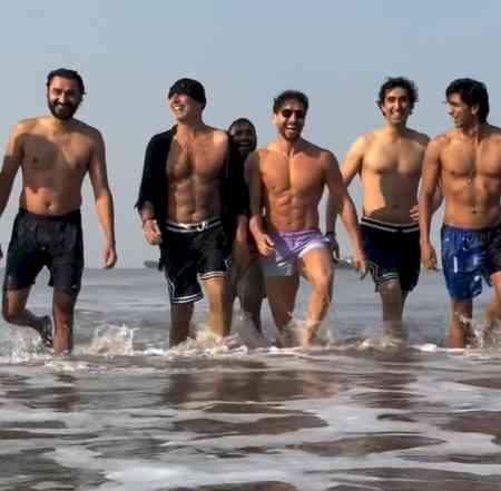 Akshay Kumar & Tiger Shroff flaunt picture perfect abs during their Juhu Beach edition of 'Ocean’s 9'
