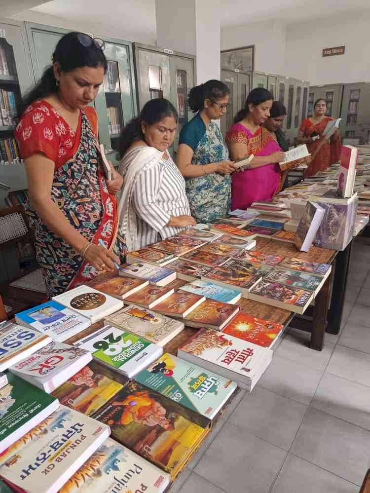 PCM S.D. College for Women Organizes Book Exhibition by Kalyani Publishers