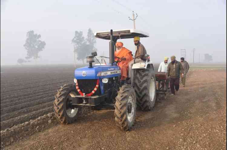AAP MP Sets an Example! Arrives with Tractor at Flood-Affected Fields, Working Alongside Farmers to Make Land Cultivable