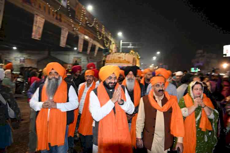 Cabinet Minister Tarunpreet Sond leads devotees in welcoming Nagar Kirtan in Khanna