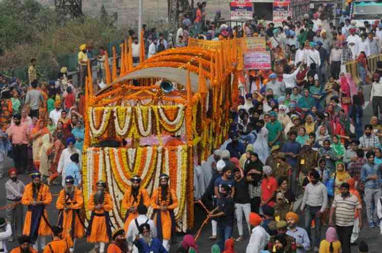 Salute to the great martyrdom of Hind di Chadar Sri Guru Tegh Bahadur Ji! Nagar Kirtans coming from all four directions have been completed in Sri Anandpur Sahib, a sacred city immersed in devotion!