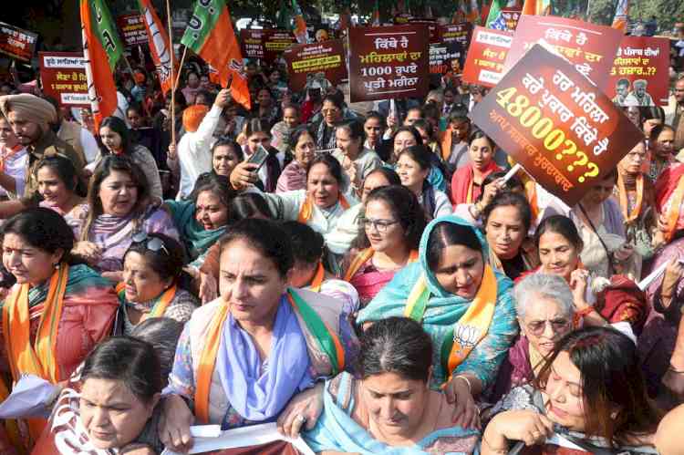 BJP Mahila Morcha Confronts Kejriwal Over Failed Women’s Guarantee, Demands Immediate Release of ₹45,000 Dues