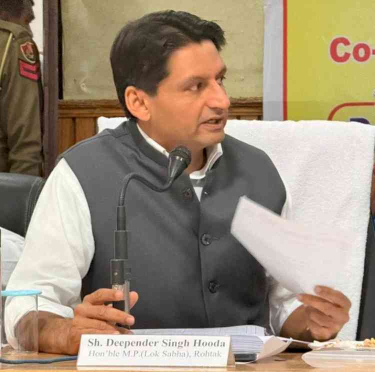 विकास कार्य समय पर न होने पर दिशा बैठक में सांसद दीपेन्द्र हुड्डा ने जताई नाराजगी