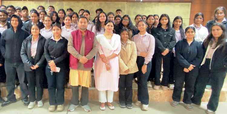 दोधारी तलवार है सोशल मीडियाः सुनित मुखर्जी