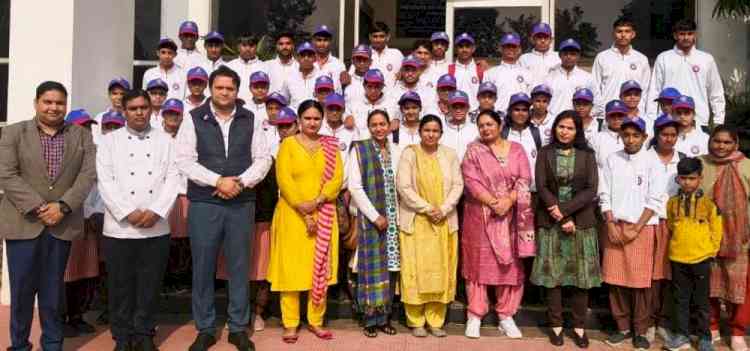 स्कूली छात्रों के लिए आईएचएम में पास्ता मेकिंग कार्यशाला आयोजित