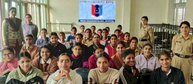 देशभक्ति गीत प्रतियोगिता में पलक प्रथम