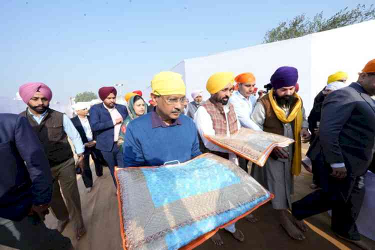 CM and Arvind Kejriwal take blessings of Almighty for starting of Sri Akhand Path Sahib at Gurdwara Baba Budha Dal Chouni