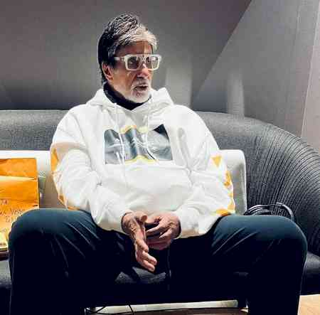 Dharmendra passes away: Amitabh Bachchan, Aamir Khan, Sanjay Dutt, Salman Khan reach crematorium 