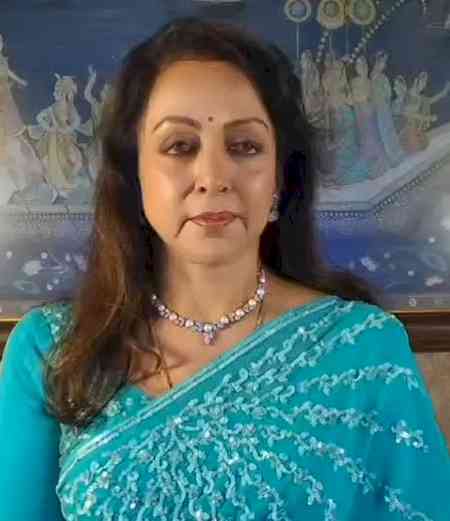 Hema Malini, daughter Esha Deol seen with folded hands after Dharmendra’s cremation