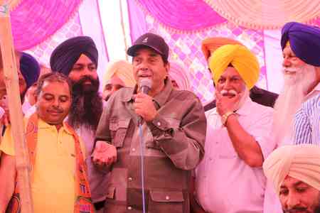 CM Fadnavis, Maha leaders mourn demise of Bollywood’s ‘He-Man’ Dharmendra