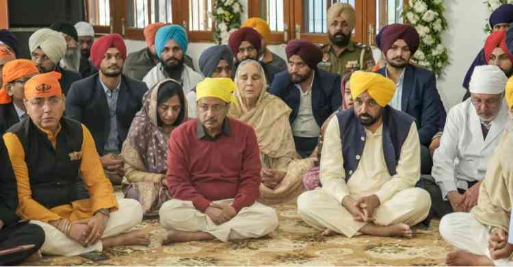 Bhagwant Mann and Arvind Kejriwal join sangat to pray for progress of state and prosperity of Punjabis