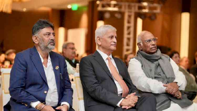 Amid Karnataka leadership tussle, speculation spreads as Shivakumar travels with Kharge to airport