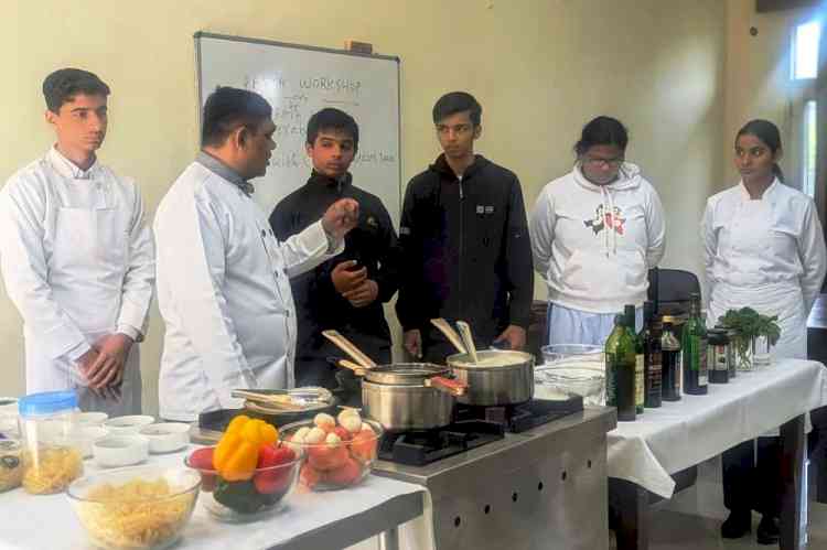 स्कूली बच्चों ने आईएचएम में सीखा पास्ता बनाना