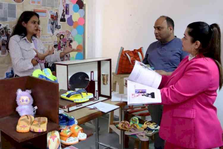 फैशन और लाइफस्टाइल के छात्रों ने जूरी में प्रदर्शित किए क्रिएटिव प्रोडक्ट्स