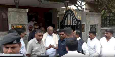 Kharge summons top Karnataka leaders to Delhi to resolve leadership tussle