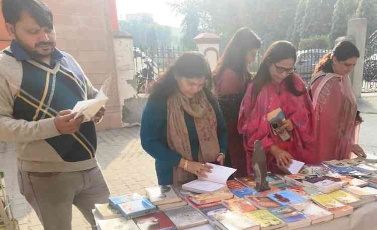 स्वामी विवेकानंद से संबंधित पुस्तकों की प्रदर्शनी आयोजित