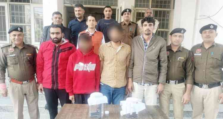 गश्त के दौरान दो युवक अवैध हथियार सहित गिरफ्तार, एक दिन के पुलिस रिमांड पर भेजे गए