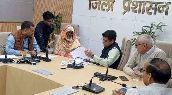 समाधान शिविर में शिकायतों की सुनवाई उपरांत तुरंत निपटारे के निर्देश