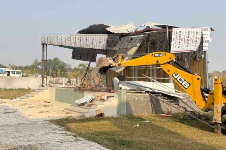 गांव मायना में लगभग साढ़े सात एकड़ में विकसित की जा रही अवैध कॉलोनी पर चला प्रशासन का पीला पंजा