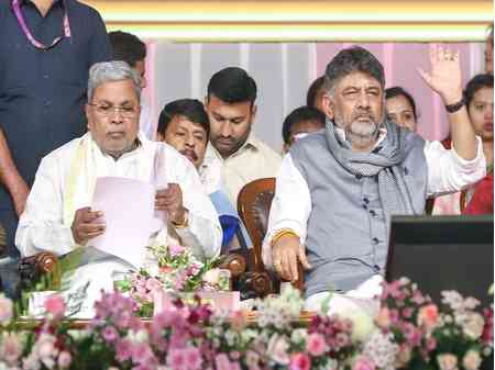 Siddaramaiah-Shivakumar asked to hold talks as Cong moves to end K'taka leadership tussle (Ld)