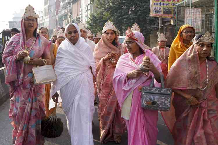 तीन दिवसीय श्रीमद जिनेन्द्र वेदी प्रतिष्ठा महोत्सव के पहले दिन निकाली घटयात्रा