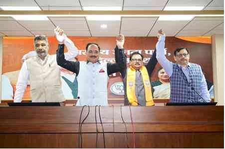 AAP’s two-time MLA Rajesh Gupta joins BJP on eve of MCD bypolls