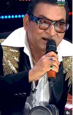 Abhijeet Bhattacharya falls in love with his own song 'Chunari Chunari' on Indian Idol 16
