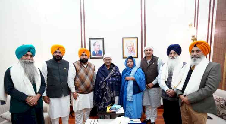 AAP National Convenor Arvind Kejriwal Honours Sikh Scholars, Discusses Propagating the Teachings of Guru Sahib