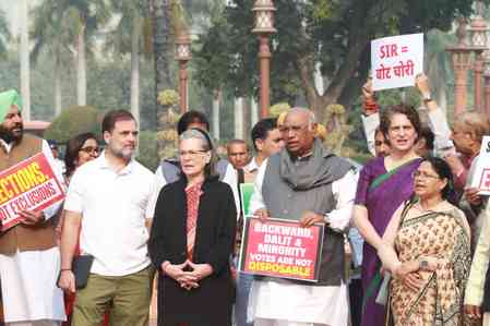 Oppn stages protest in Parliament premises, Rahul and Priyanka lead charge over SIR