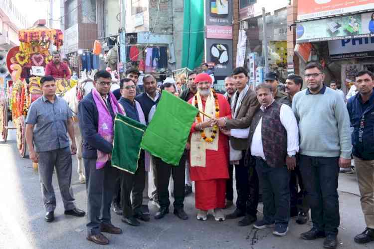 महामंडलेश्वर कपिलपुरी ने झंडी दिखाकर नगर शोभा यात्रा को रवाना किया