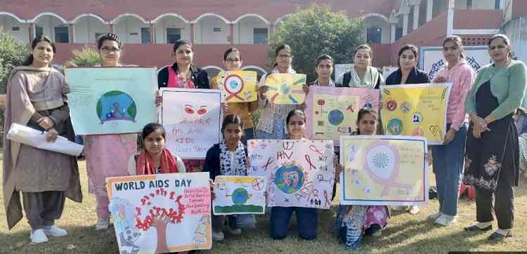 पोस्टर मेकिंग में निकिता ने बाज़ी मारी