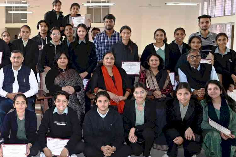 सीडीएस में आयोजित पोस्टर मेकिंग व स्लोगन राइटिंग प्रतियोगिताओं में 90 प्रतिभागियों ने दिखाई प्रतिभा