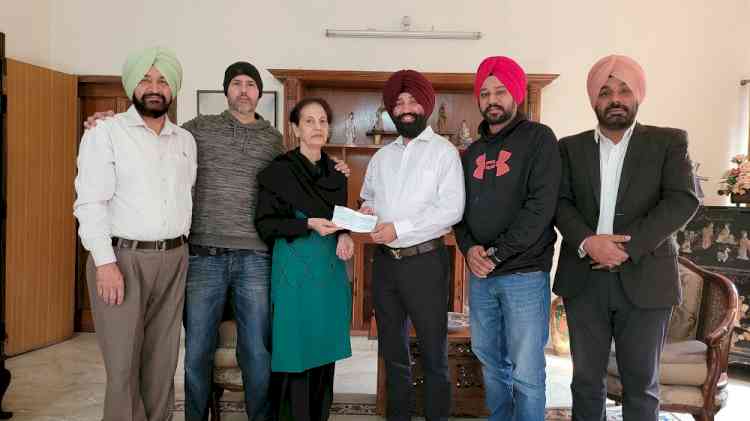 Alumni of Lyallpur Khalsa College contributes Rs. 1 lakh to the College Bhangra team